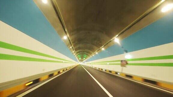 高速隧道行驶
