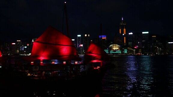 在香港的夜晚红帆舢板船