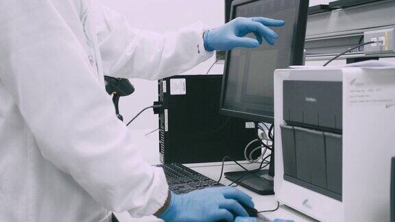 一个不知名的男性科学家在实验室做医学研究的4k视频片段
