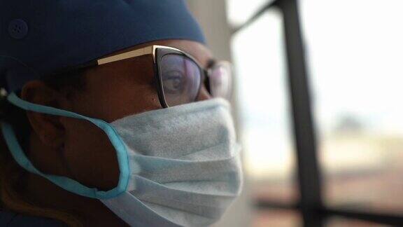 医院里戴着外科口罩看别处的护士
