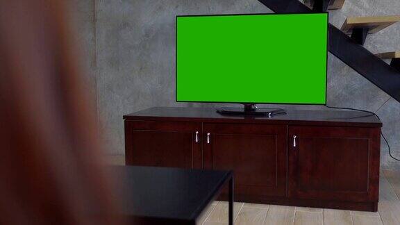 绿色屏幕电视在客厅