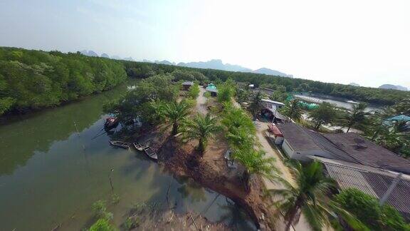 飞行的房子屋顶亚洲农村村庄河水交通自行车路农村鸟瞰图