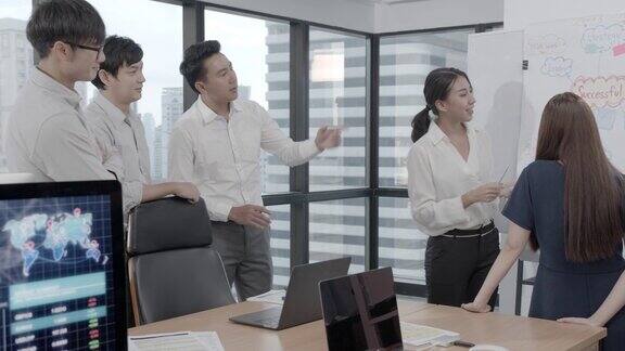 4K分辨率亚洲商务女性会议和展示在董事会白人同事亚洲商务生活