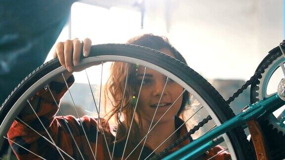 女性自行车修理工