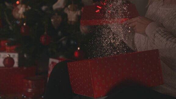 SLOMO用雪花吹出的盒子打开圣诞礼物
