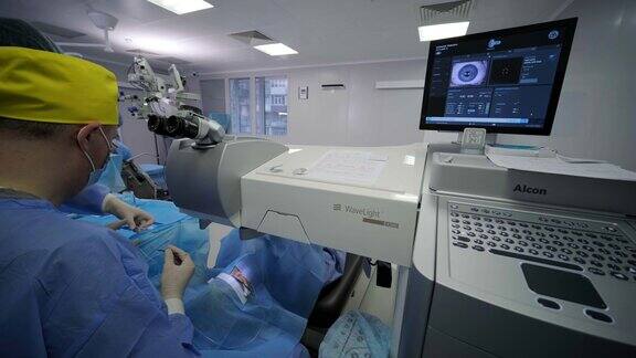 激光视力矫正在眼科手术期间病人和外科医生团队在手术室里激光矫正视力在眼科手术中手术室内的病人和外科医生团队