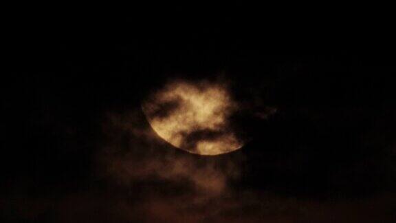 乌云里的满月