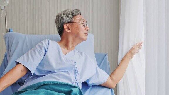 一个抑郁的病人躺在医院的病床上