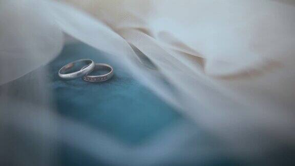 结婚戒指放在沙发椅上盖着面纱