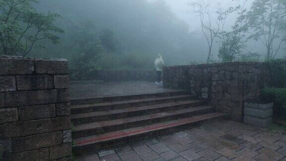 中国安徽黄山雨中的游客