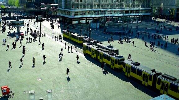 柏林亚历山大广场上的人们和有轨电车