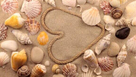 旋转的心由绳子、贝壳、石头组成
