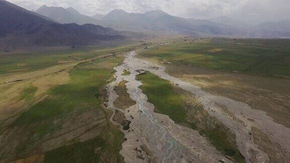 吉尔吉斯斯坦天山河流鸟瞰图
