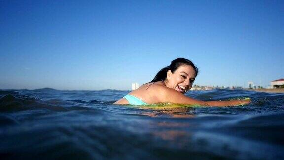 美丽的中年西班牙妇女喜欢骑冲浪而bodyboarding