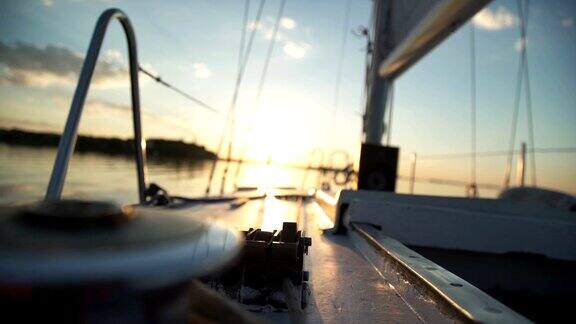 扬帆远航的帆船在日落时分全速驶向大海