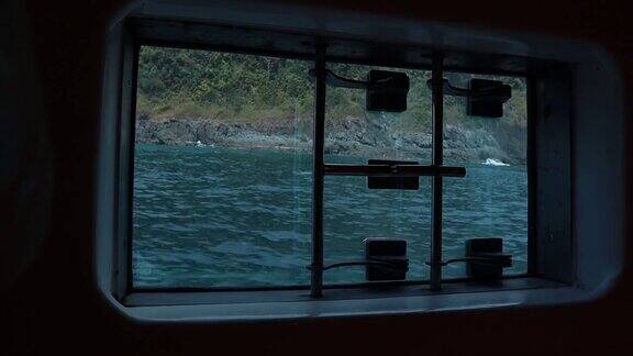 泰国普吉岛碧海水面透过窗户游艇巡游
