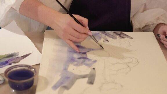 美术学校女子手绘水彩帆布
