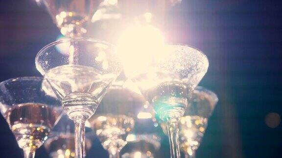 金字塔空的香槟酒杯在婚礼仪式设置