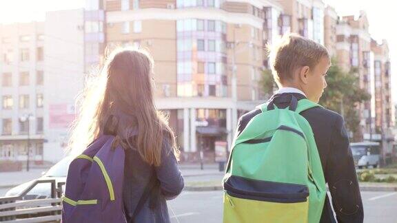 学校的孩子们走在城市的街道上