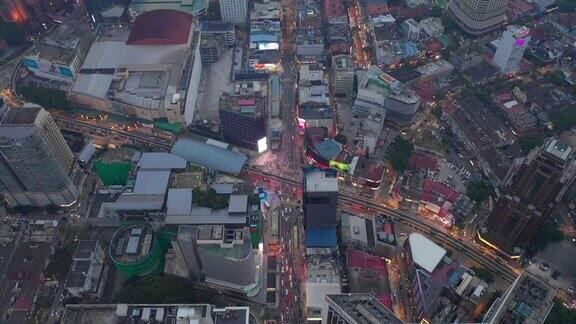 傍晚照亮吉隆坡市区著名的交通街道十字路口高空俯视图4k马来西亚