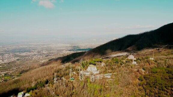 无人机飞过维苏威火山上的建筑物令人惊叹的那不勒斯鸟瞰图意大利夏天山4k