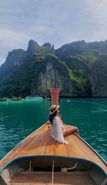 长尾船在皮雷泻湖KohPhiPhi玛雅湾泰国绿松石色的海洋