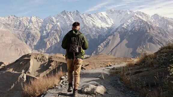 在喜马拉雅山徒步旅行的人