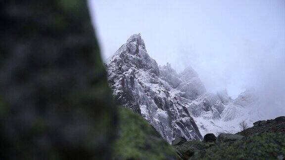 一个被雪覆盖的山峰的隐藏镜头