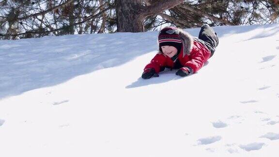 小男孩在冬天的户外雪地上滑雪