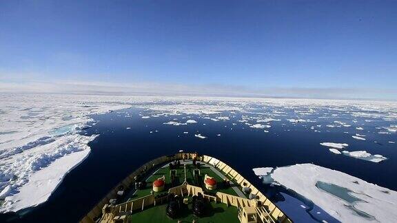 在北极的冰中旅行