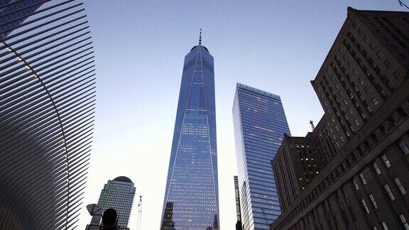 低角度移动拍摄的一个世界贸易中心摩天大楼在纽约市曼哈顿