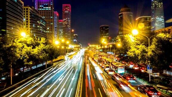 中国北京夜间高速公路交通繁忙
