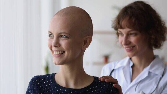 女护士站在癌症患者身后表达同情和关怀
