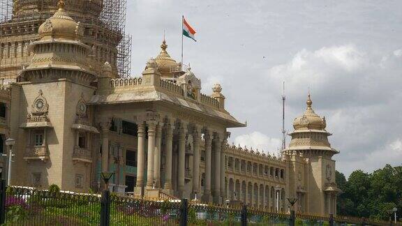 阳光明媚的一天班加罗尔城著名的宫殿前门全景4k印度