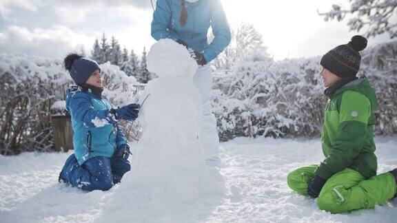 孩子们在冬天堆雪人