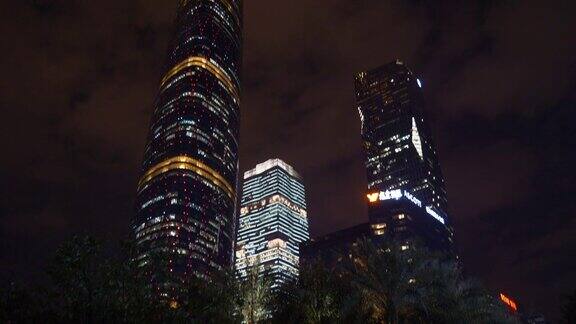 夜光照亮广州市区摩天楼拥挤的公园全景4k中国