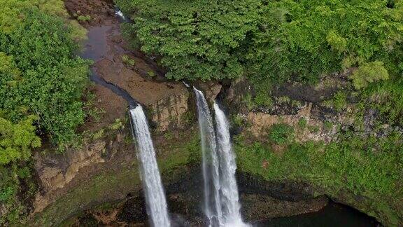 夏威夷考艾岛瀑布鸟瞰图