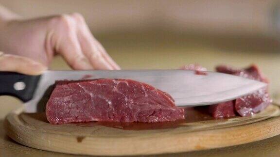 厨师用慢动作把红肉切成块