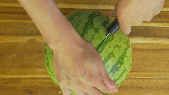 用手在砧板上切西瓜