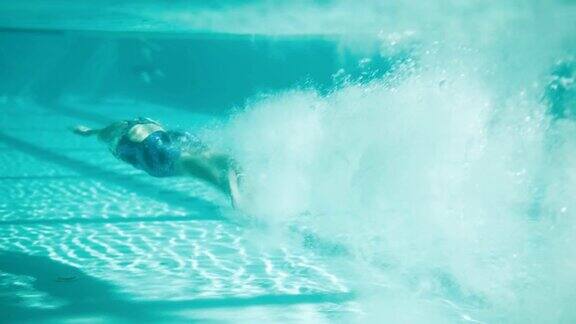 适应性运动员跳水进入游泳池