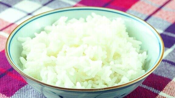 把米饭放进碗里