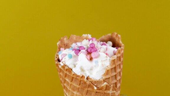 用彩球装饰冰淇淋糖果在冰淇淋上撒上面包屑特写