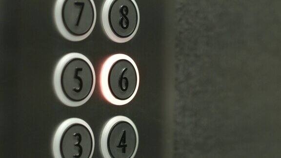 一名男子在电梯里按下了六楼的按钮