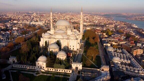 鸟瞰天空晴朗的苏莱曼清真寺土耳其伊斯坦布尔
