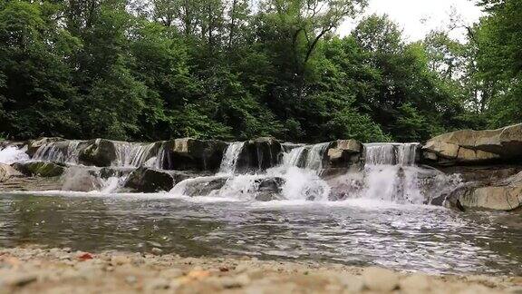 瀑布在山林中喀尔巴阡山脉在乌克兰的野生自然