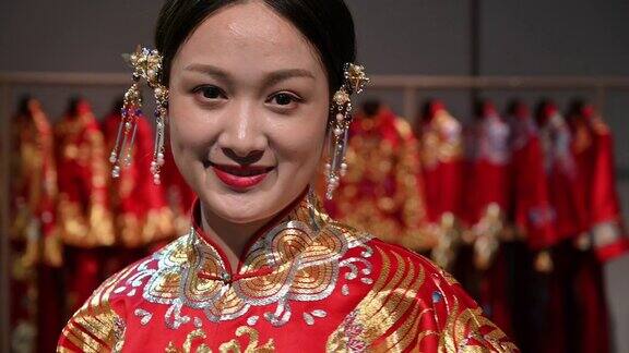身着传统服饰微笑的中国新娘的肖像