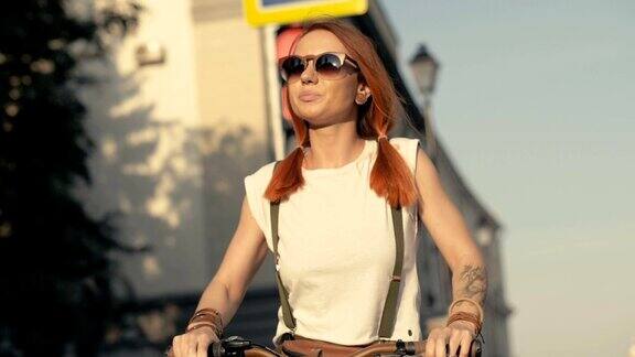 肖像红发女子站在自行车上红绿灯的背景