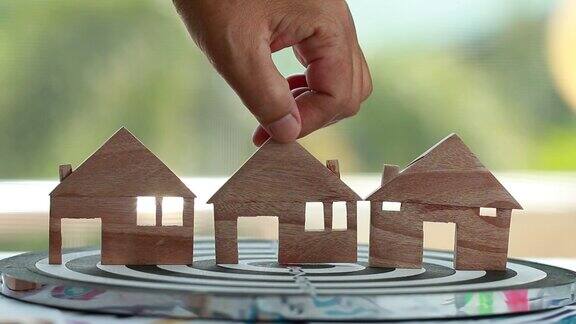 手选择家庭模型上的飞镖数字目标中心选择抵押投资资产业务的理念和攒钱买房置业