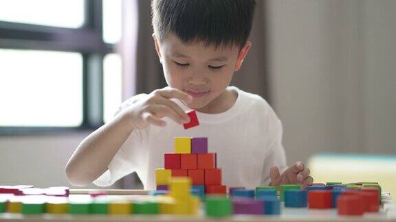 亚洲蹒跚学步的孩子玩创造性和益智玩具