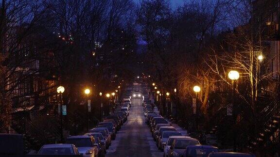 蒙特利尔圣玛丽住宅区的街景与夜间停放的汽车